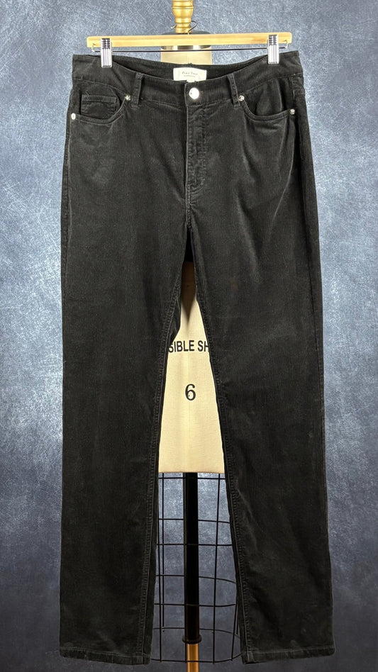 Pantalon noir coupe étroite en velours côtelé Part Two, taille 38 qui correspond environ à medium. Vue de face, sur cintre.