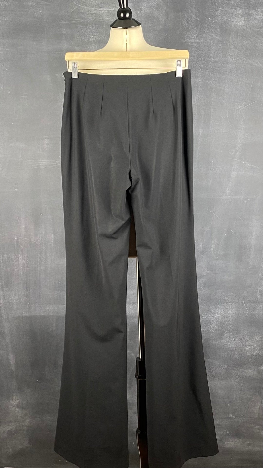Pantalon noir jambe ample en ultra fin lainage Theory, taille 6. Vue de dos.