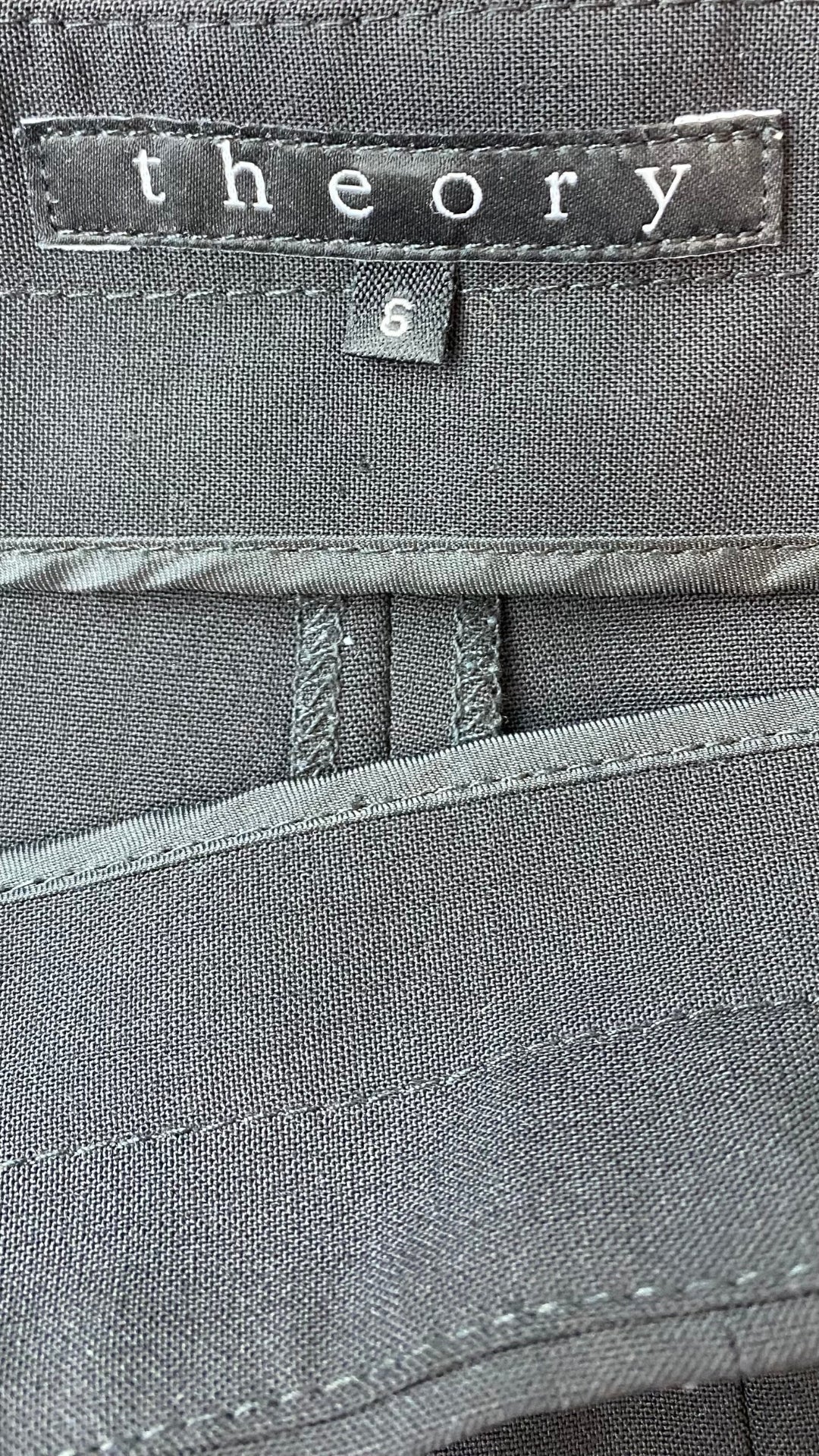 Pantalon noir jambe ample en ultra fin lainage Theory, taille 6. Vue de l'étiquette de marque et taille.