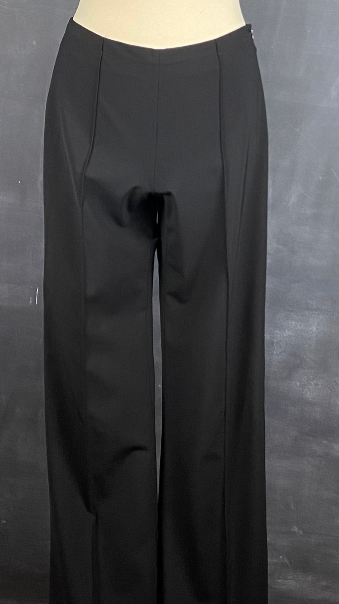 Pantalon noir jambe ample en ultra fin lainage Theory, taille 6. Vue de face, sur le mannequin.