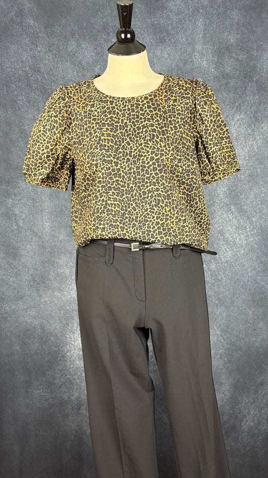 Pantalon noir à jambe droite Brax modèle Rita, taille 29. Vue de l'agencement avec la blouse en coton à motif léopard J.Crew.