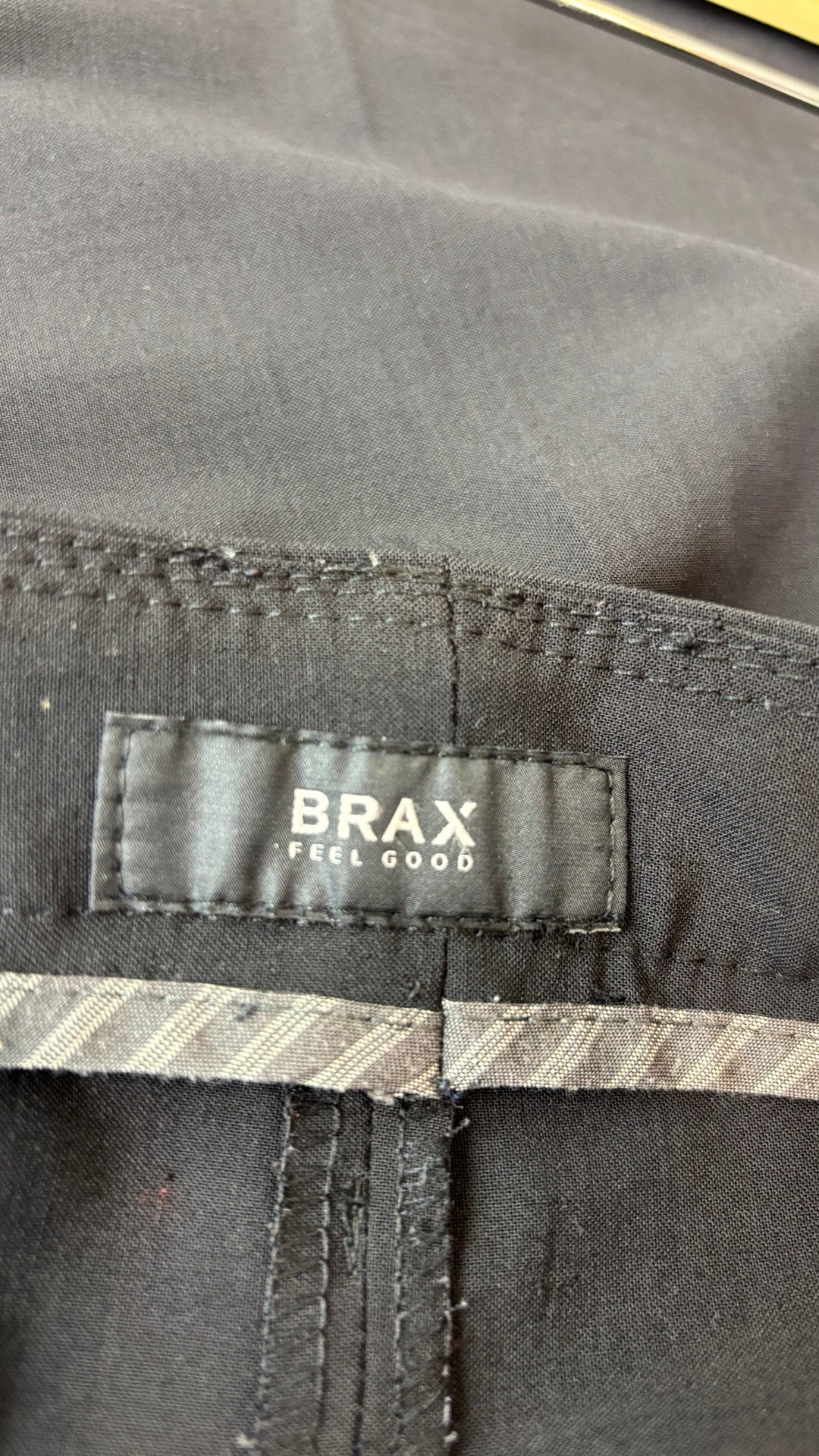 Pantalon noir à jambe droite Brax modèle Rita, taille 29. Vue de l'étiquette.