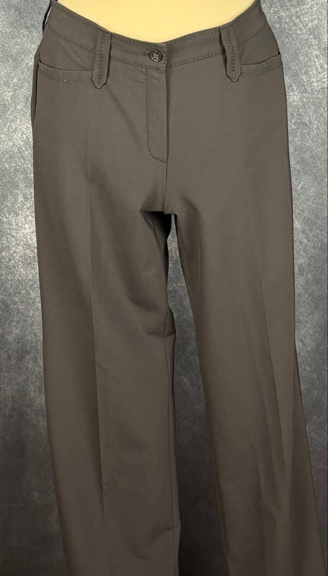 Pantalon noir à jambe droite Brax modèle Rita, taille 29. Vue de face, sur le mannequin.