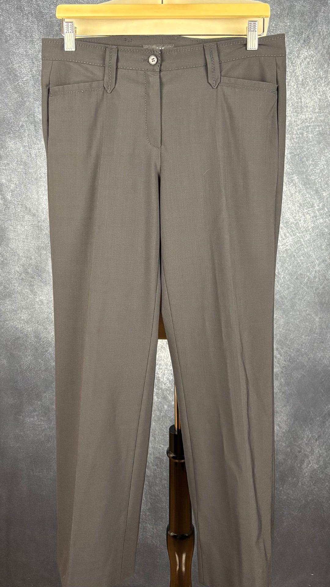 Pantalon noir à jambe droite Brax modèle Rita, taille 29. Vue de face.