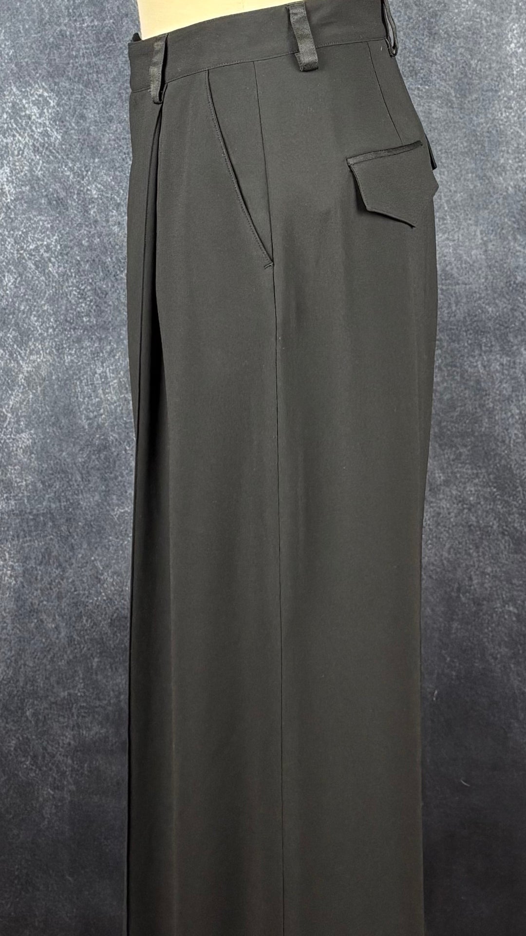 Pantalon noir à jambe large fluide avec pli Filippa K, taille 36 (s). Vue de côté, sur le mannequin.