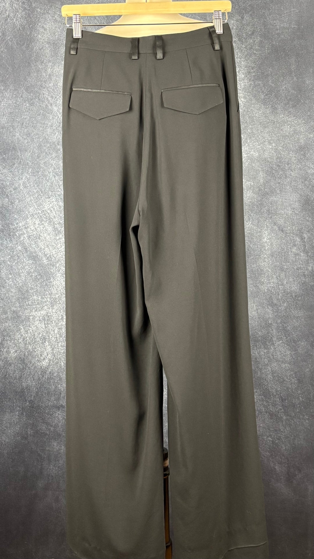 Pantalon noir à jambe large fluide avec pli Filippa K, taille 36 (s). Vue de dos, sur le cintre.