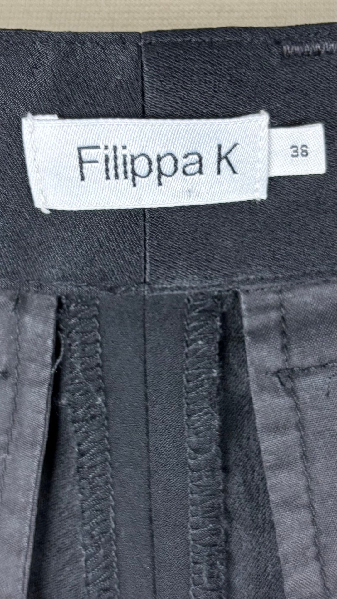 Pantalon noir à jambe large fluide avec pli Filippa K, taille 36 (s). Vue de l'étiquette.
