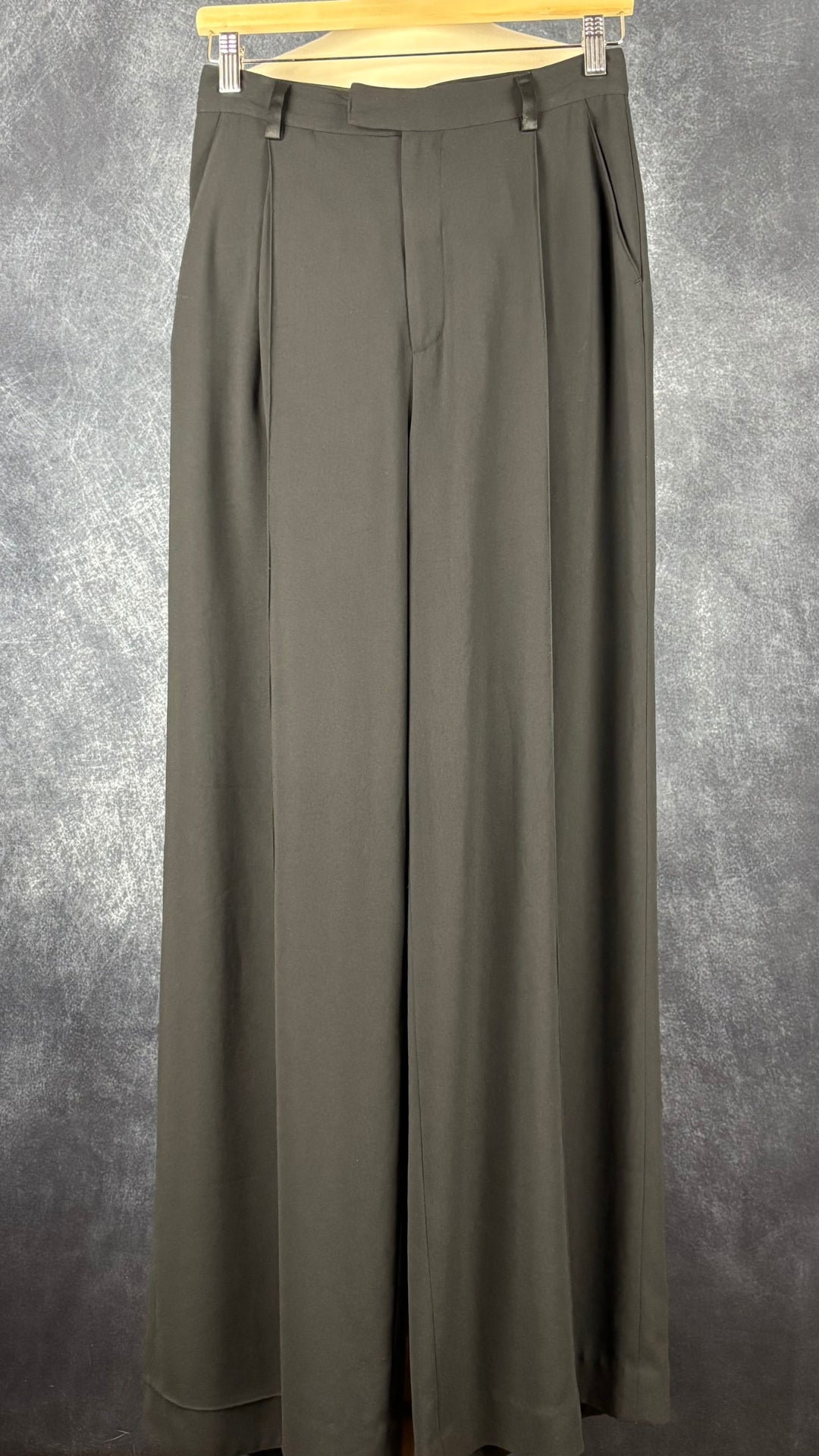 Pantalon noir à jambe large fluide avec pli Filippa K, taille 36 (s). Vue de face, sur le cintre.