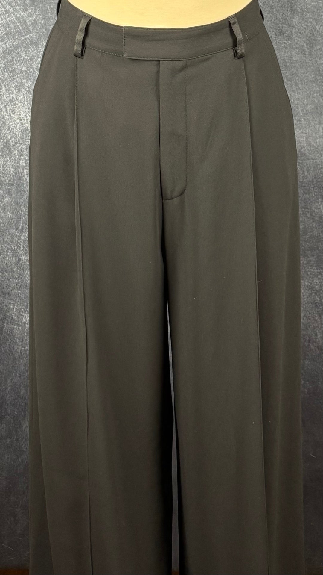 Pantalon noir à jambe large fluide avec pli Filippa K, taille 36 (s). Vue de face, sur le mannequin.