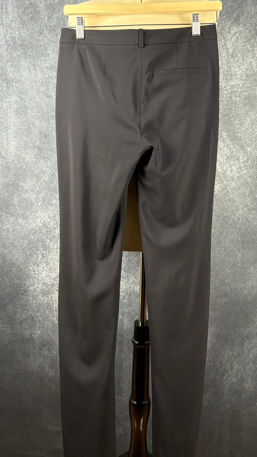 Pantalon noir en ultra fin lainage Hugo Boss, taille 4. Vue de dos.