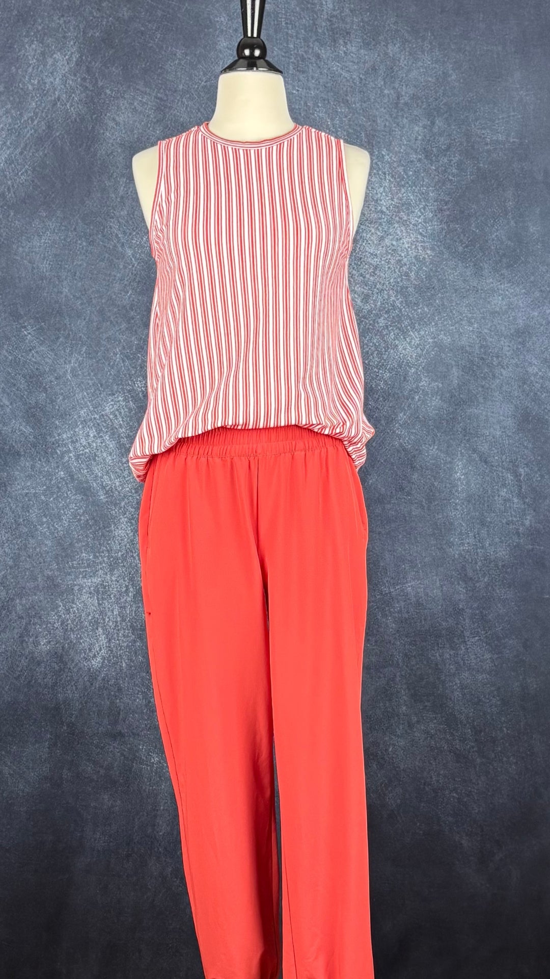 Pantalon orange doux en tissu léger parfait pour voyager Banana Republic Sport, taille small. Vue de l'agencement avec la camisole à rayures Tristan.