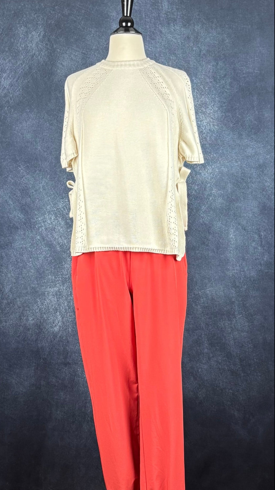Pantalon orange doux en tissu léger parfait pour voyager Banana Republic Sport, taille small. Vue de l'agencement avec le tricot crème Dailystory.