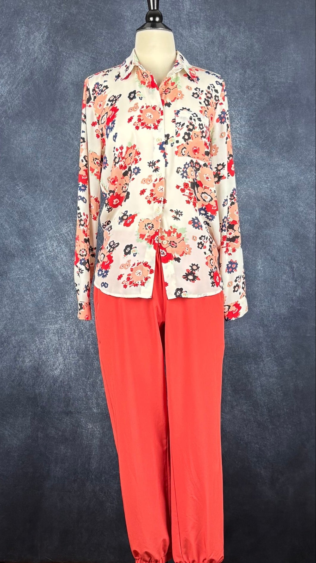 Pantalon orange doux en tissu léger parfait pour voyager Banana Republic Sport, taille small. Vue de l'agencement avec le chemisier floral coloré Tristan.