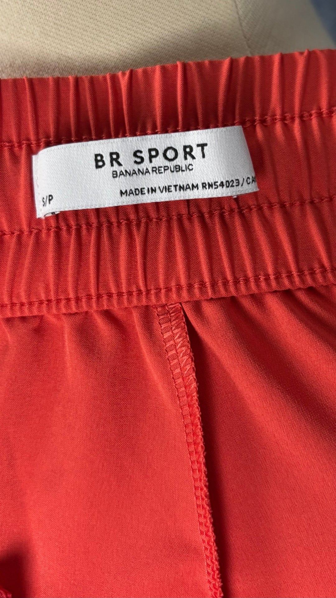 Pantalon orange doux en tissu léger parfait pour voyager Banana Republic Sport, taille small. Vue de l'étiquette.