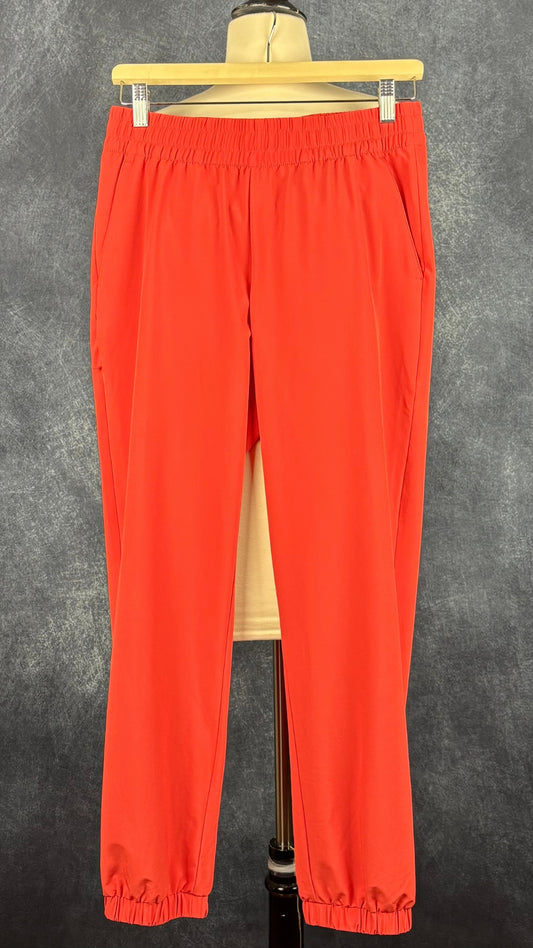 Pantalon orange doux en tissu léger parfait pour voyager Banana Republic Sport, taille small. Vue de face.