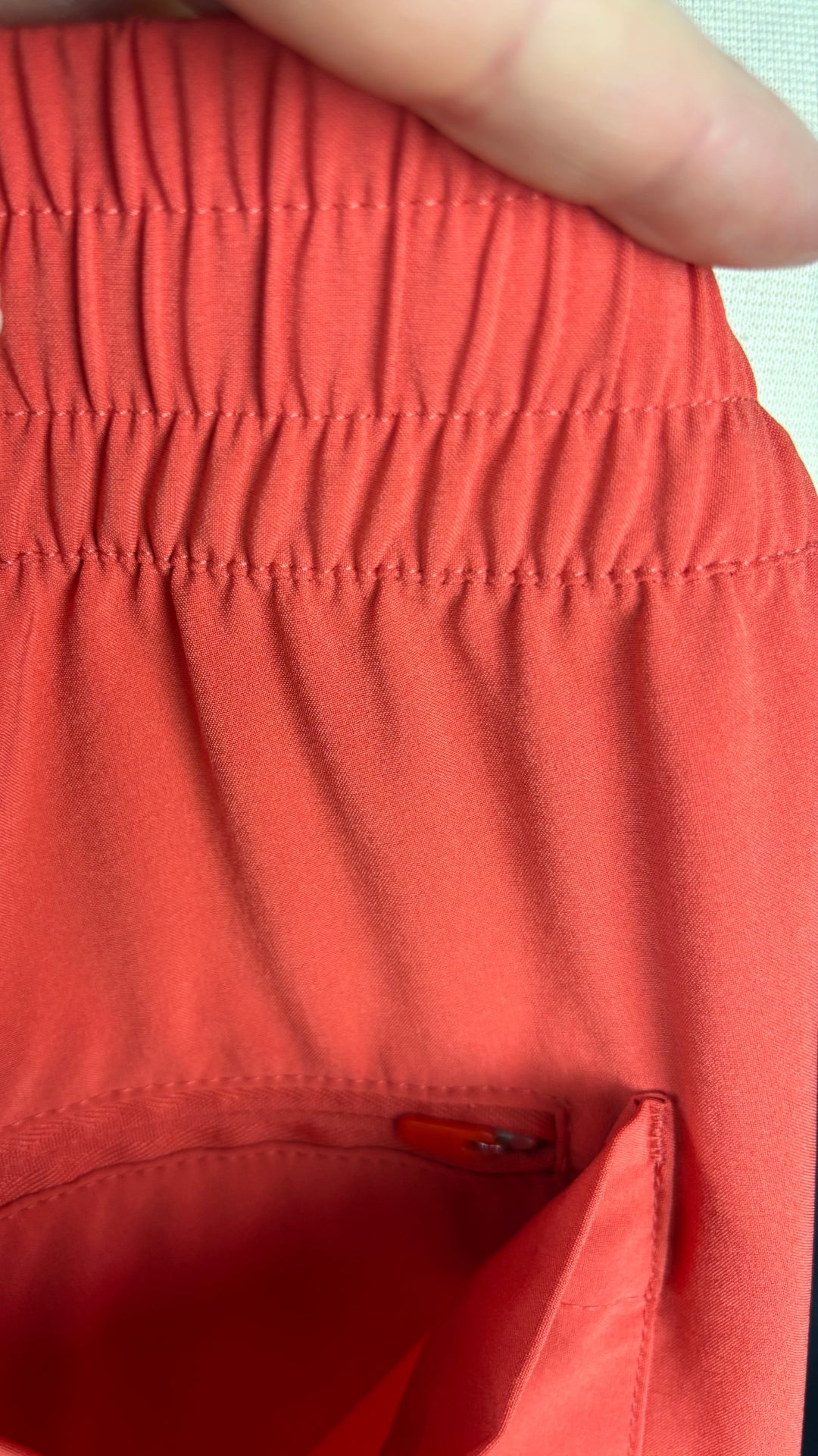 Pantalon orange doux en tissu léger parfait pour voyager Banana Republic Sport, taille small. Vue de la poche arrière.