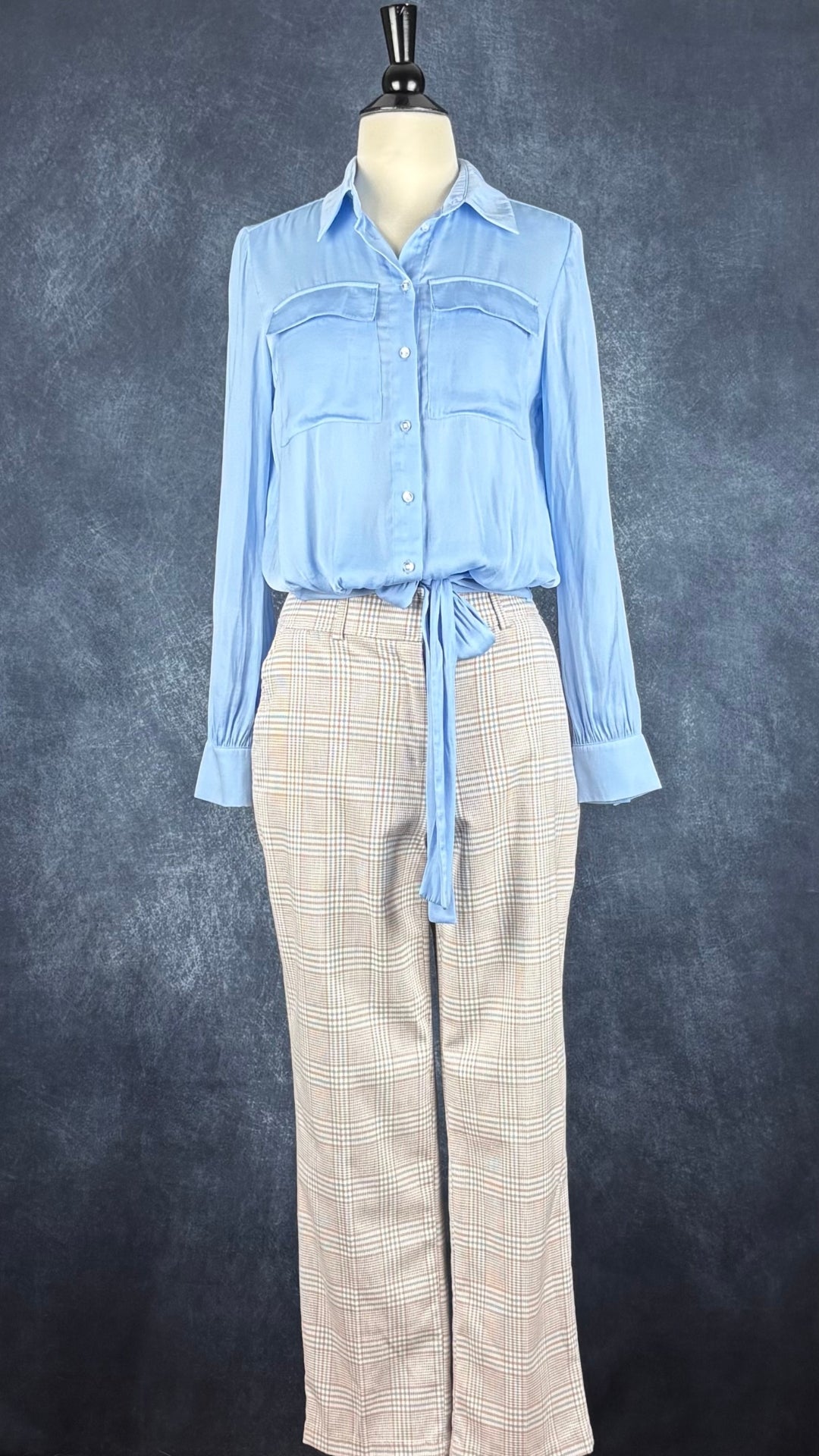 Pantalon à petits carreaux crème, beige et bleu doux, Joie, taille 2 (small). Vue de l'agencement avec la blouse satinée bleu doux Tristan.