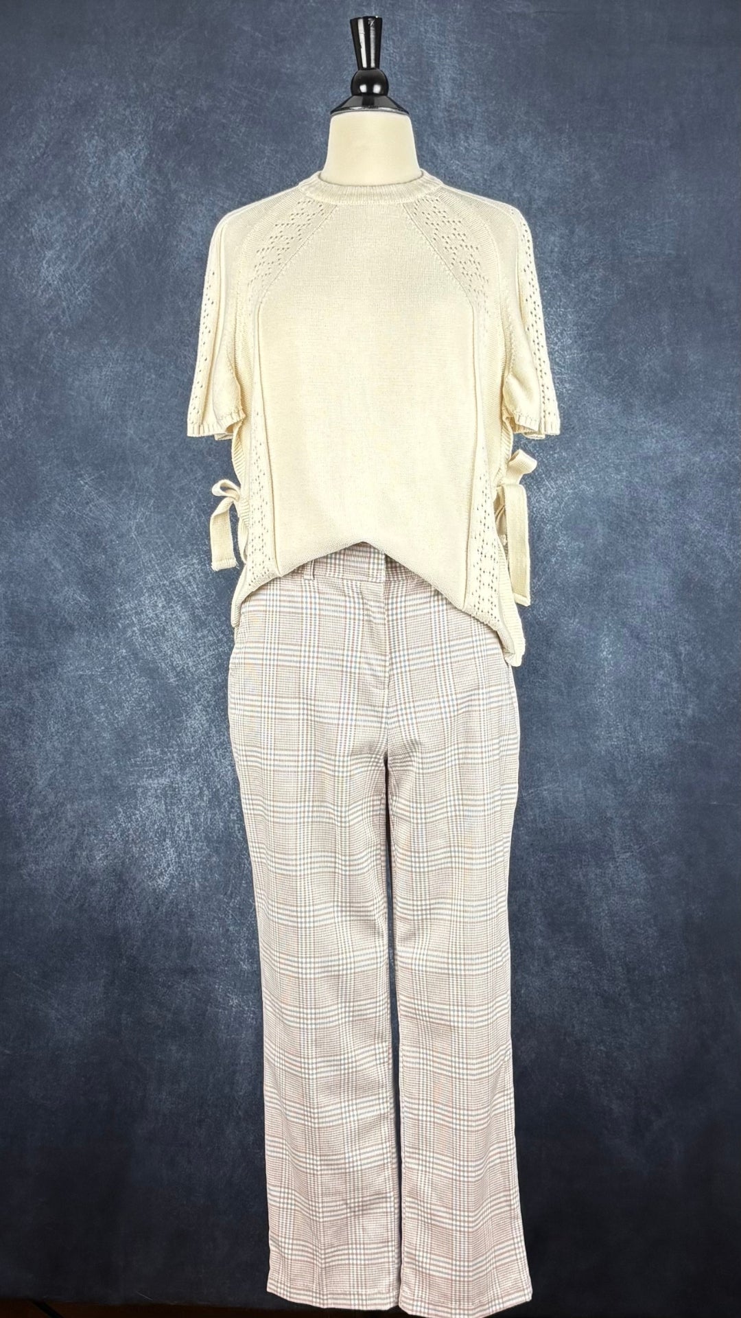 Pantalon à petits carreaux crème, beige et bleu doux, Joie, taille 2 (small). Vue de l'agencement avec le tricot de coton crème Gala de Dailystory.