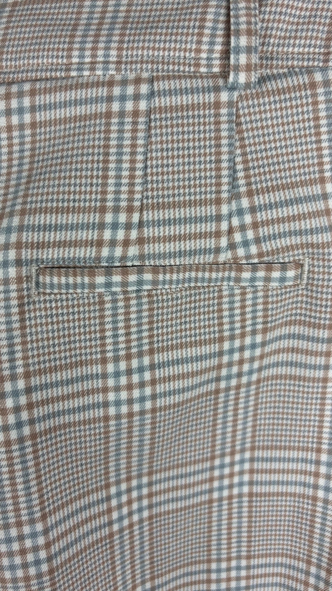 Pantalon à petits carreaux crème, beige et bleu doux, Joie, taille 2 (small). Vue de près de la poche au dos.