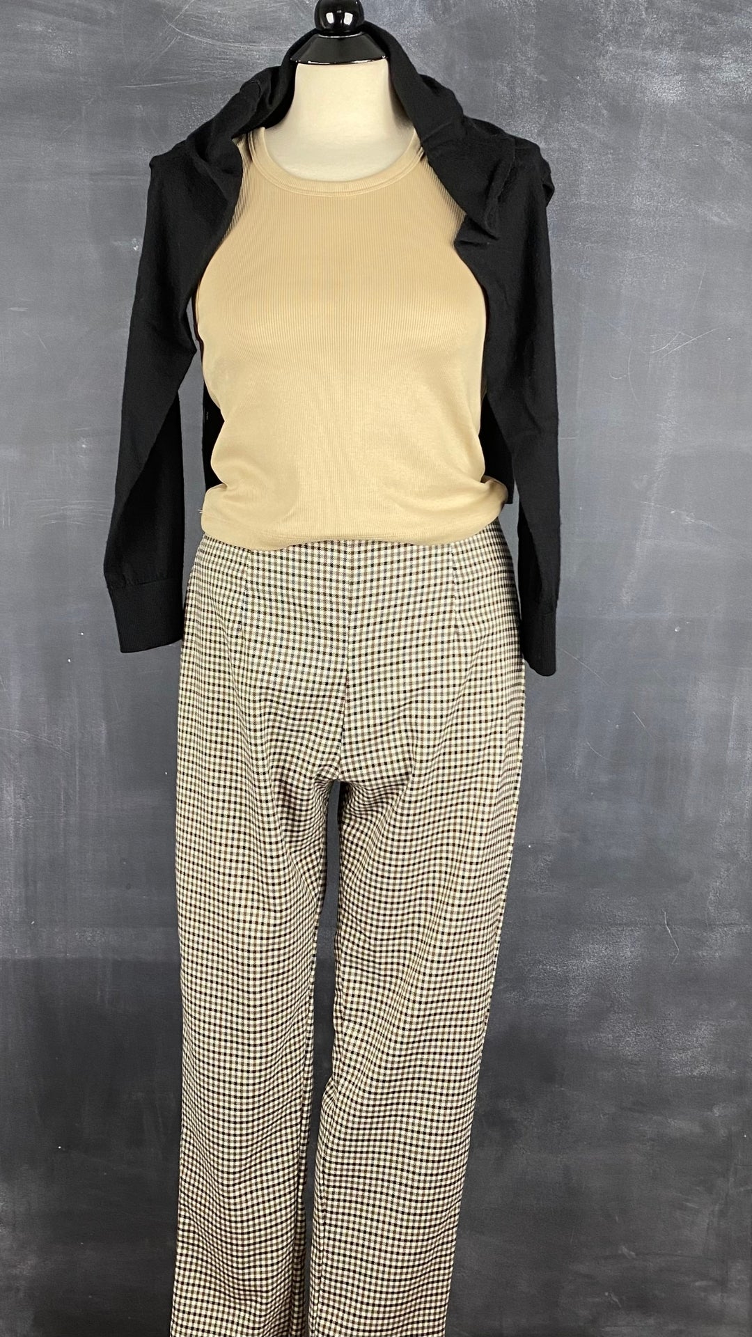 Pantalon pied de poule automnal, marque Essentiels Co Mtl, taille medium (petit). Vue d'un agencement avec une camisole côtelée beige de base et un tricot classique noir en laine de mérinos.