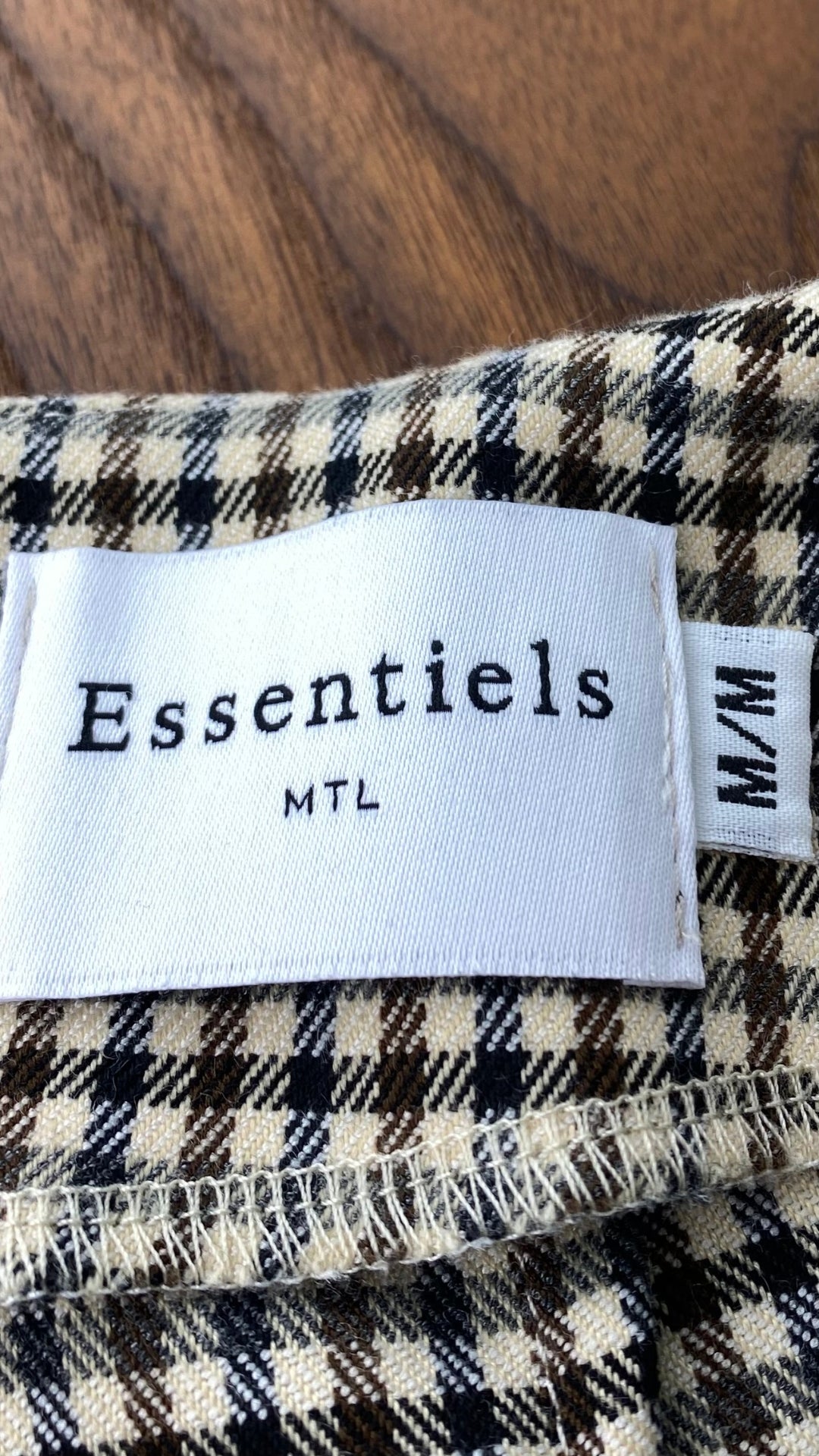 Pantalon pied de poule automnal, marque Essentiels Co Mtl, taille medium (petit). Vue de l'étiquette de marque et taille.