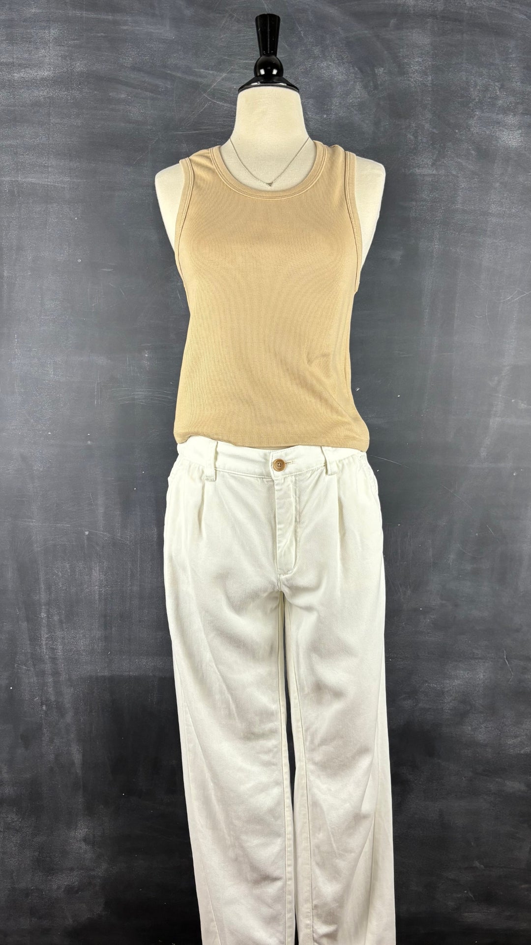 Pantalon à plis crème en Lyocell Anthropologie (taille 27). Vue de l'agencement avec la camisole de base beige.