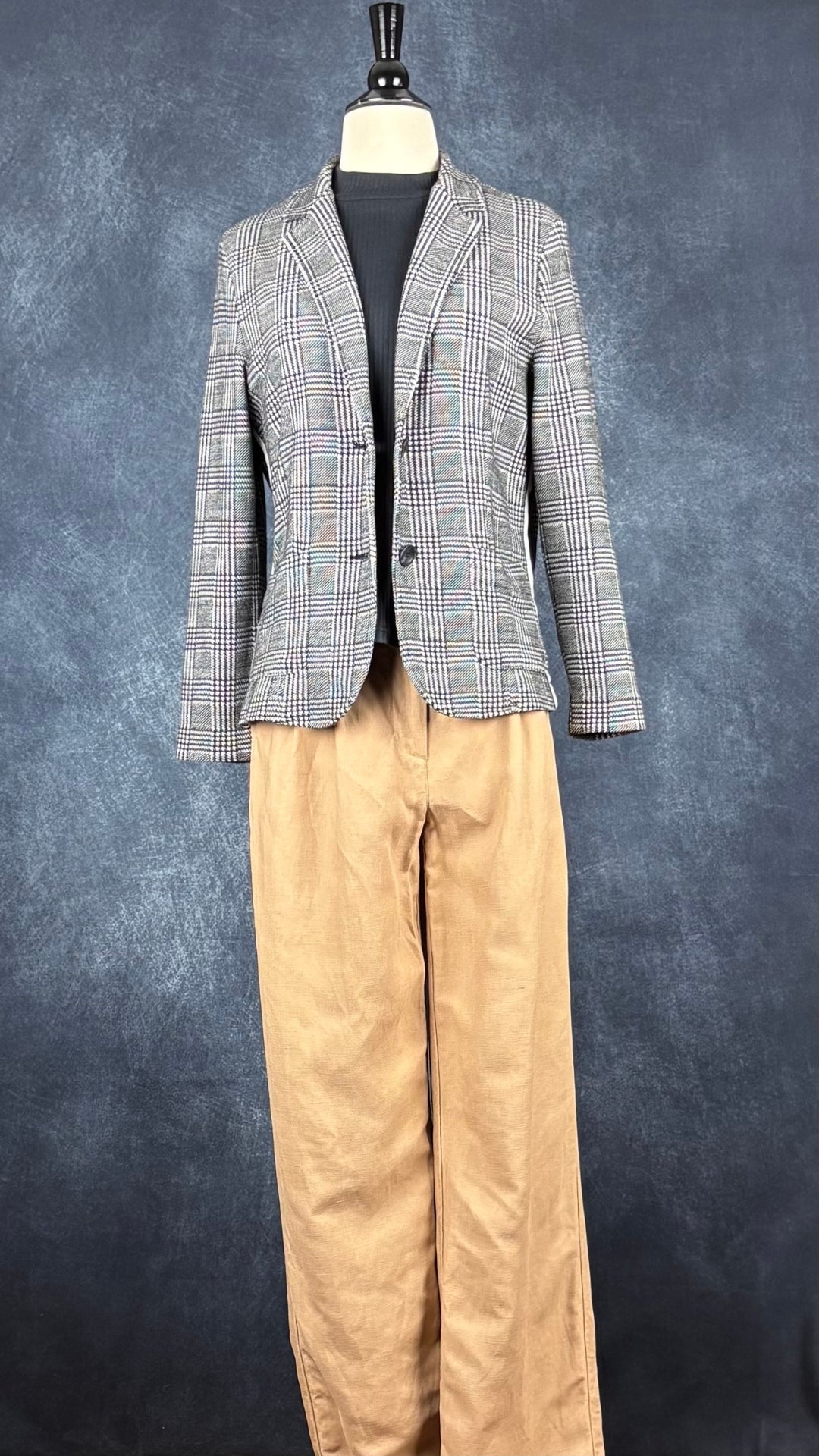 Pantalon à plis à jambe large beige tan en mélange de Lyocell et de lin, Wilfred, taille 2. Vue de l'agencement avec le chandail Mas Montréal et le blazer mou chic Brax.