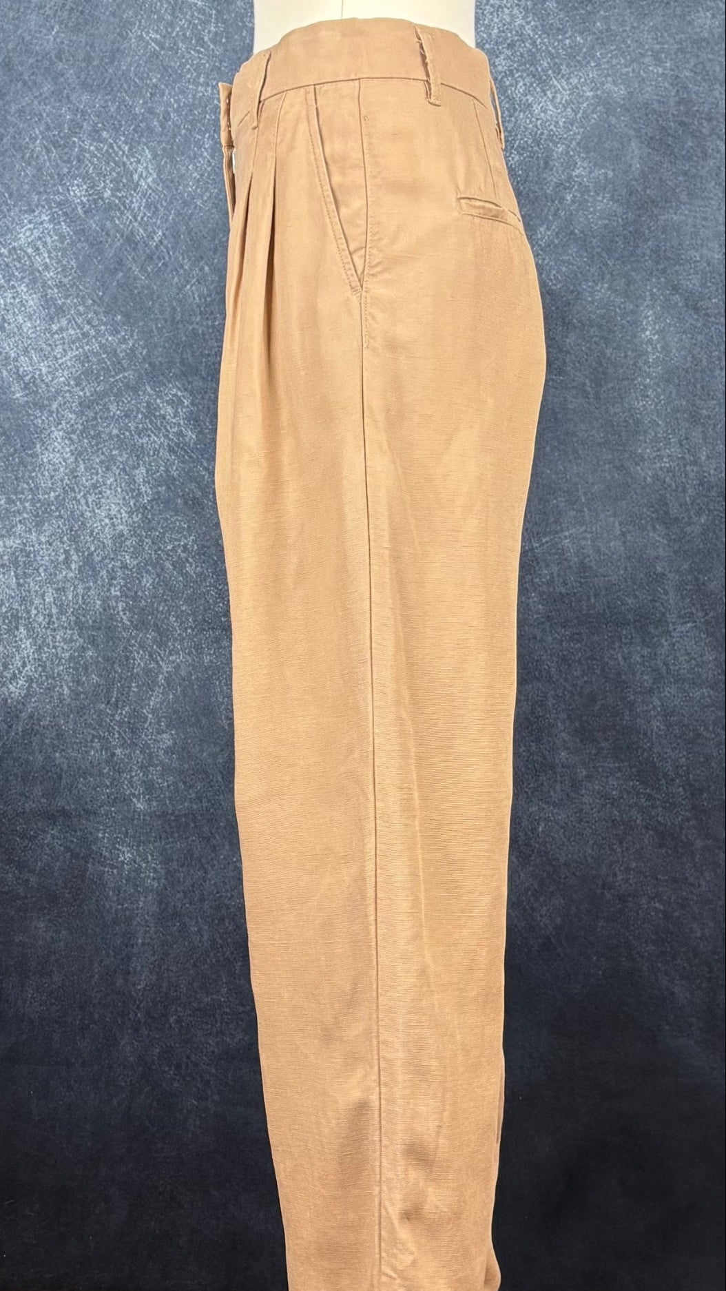 Pantalon à plis à jambe large beige tan en mélange de Lyocell et de lin, Wilfred, taille 2. Vue de côté.