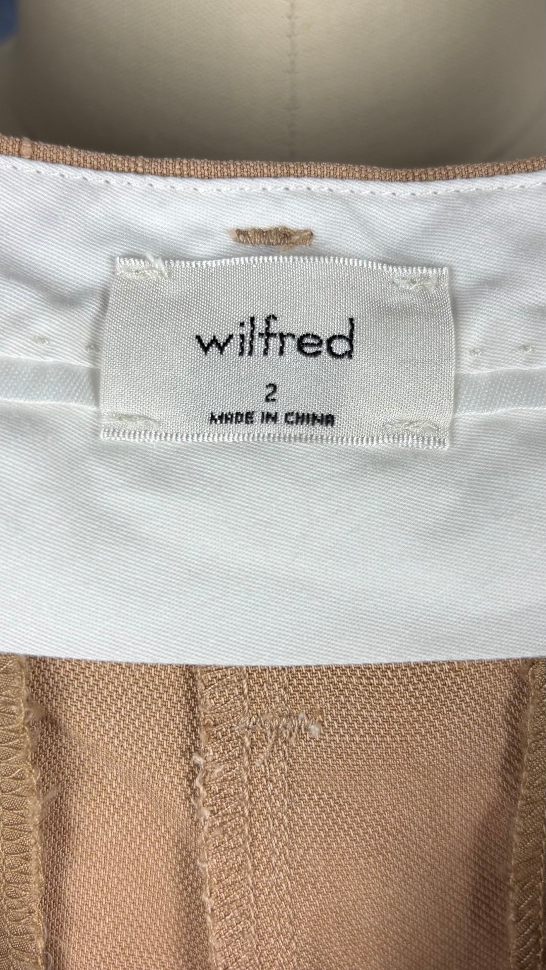 Pantalon à plis à jambe large beige tan en mélange de Lyocell et de lin, Wilfred, taille 2. Vue de l'étiquette.