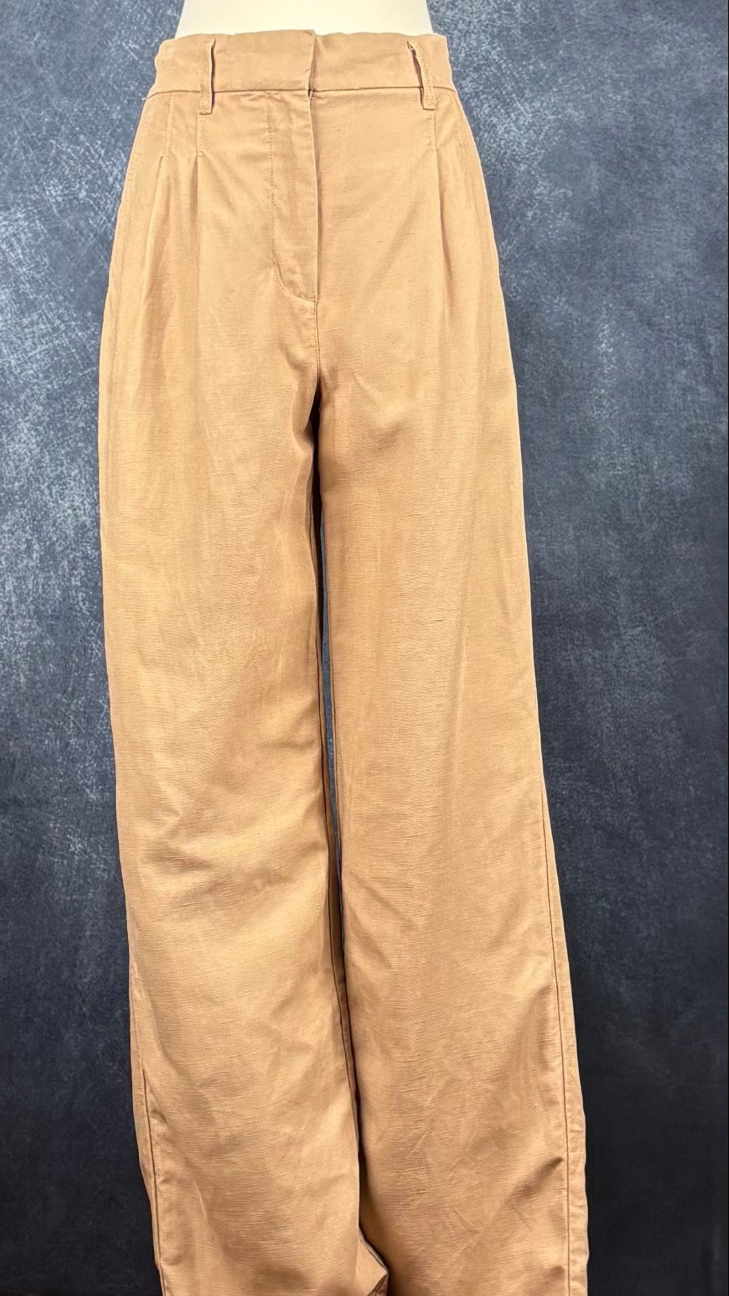 Pantalon à plis à jambe large beige tan en mélange de Lyocell et de lin, Wilfred, taille 2. Vue de face, sur le mannequin.