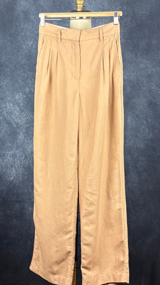Pantalon à plis à jambe large beige tan en mélange de Lyocell et de lin, Wilfred, taille 2. Vue de face, sur un cintre.