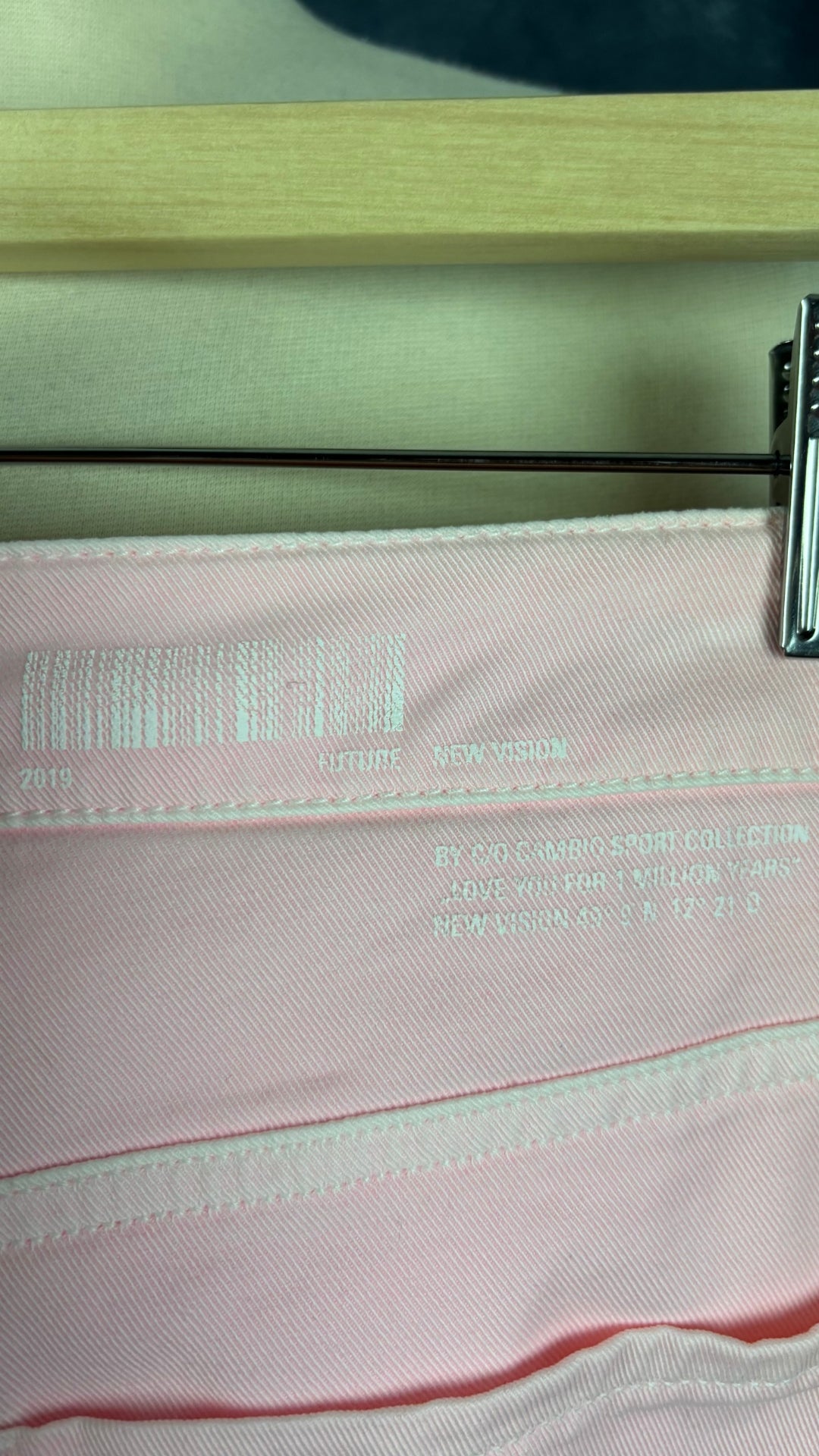 Pantalon écourté rose doux Cambio, taille 38. Vue de l'inscription au haut du dos.