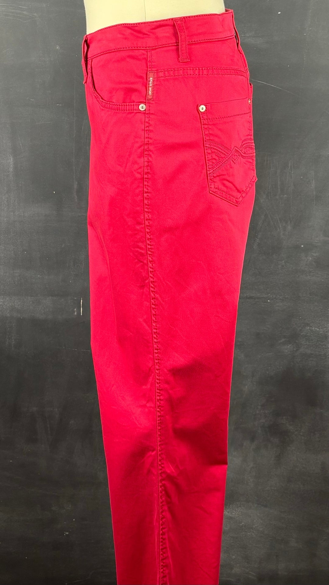 Pantalon rose fuchsia Brax, taille 32. Vue de côté.