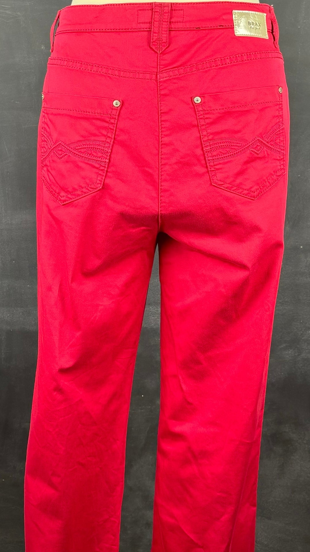 Pantalon rose fuchsia Brax, taille 32. Vue de dos, sur mannequin.