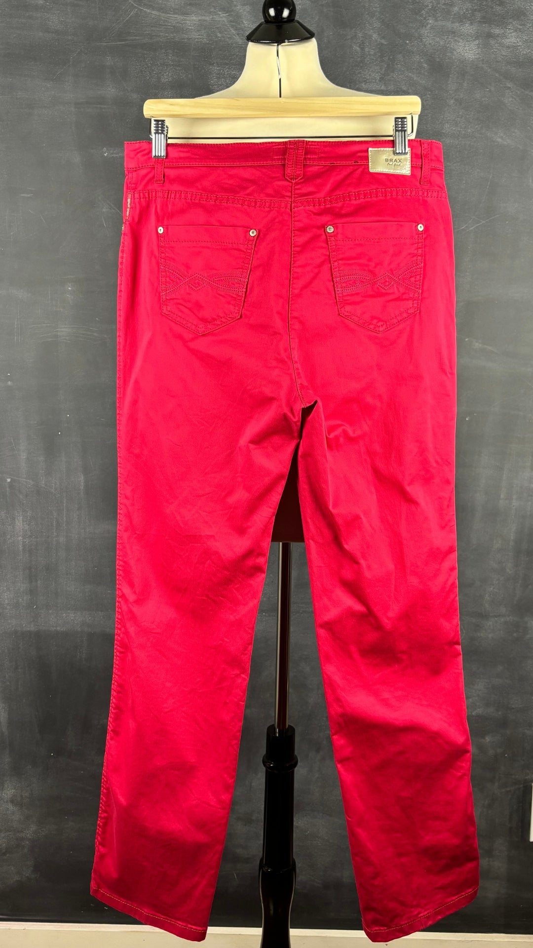 Pantalon rose fuchsia Brax, taille 32. Vue de dos, sur cintre.