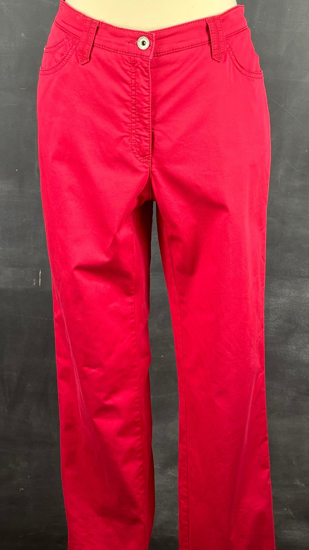 Pantalon rose fuchsia Brax, taille 32. Vue de face, sur le mannequin.