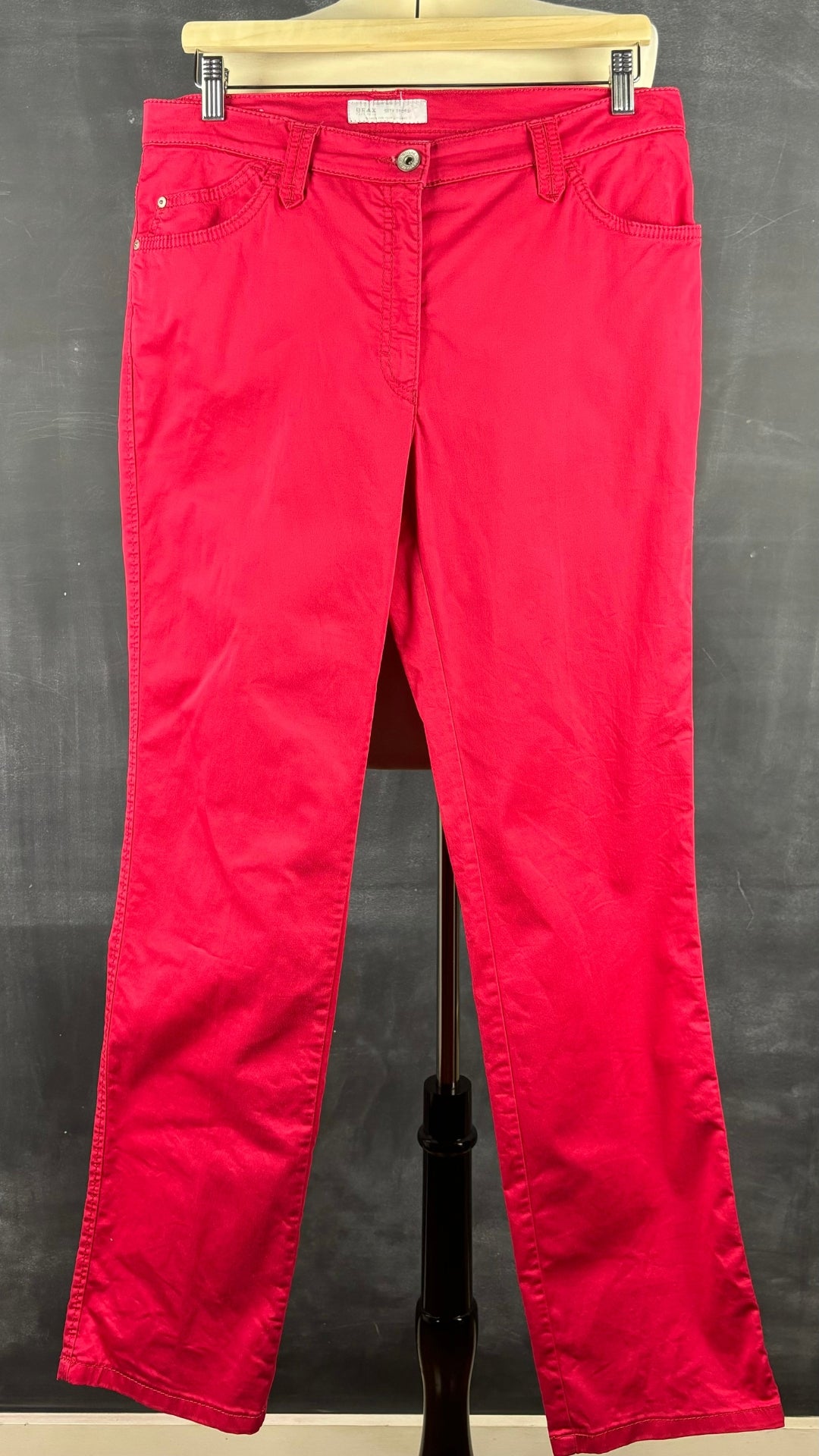 Pantalon rose fuchsia Brax, taille 32. Vue de face, sur cintre.