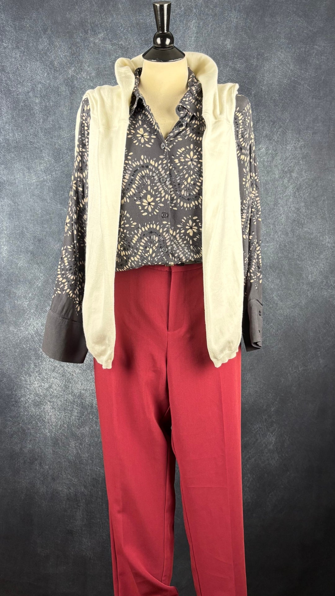 Pantalon rouge brique coupe tailleur classique Part Two, taille 44 (xl). Vue de l'agencement avec le chemisier Part Two et le chandail en fin tricot crème Ok Esqualo.
