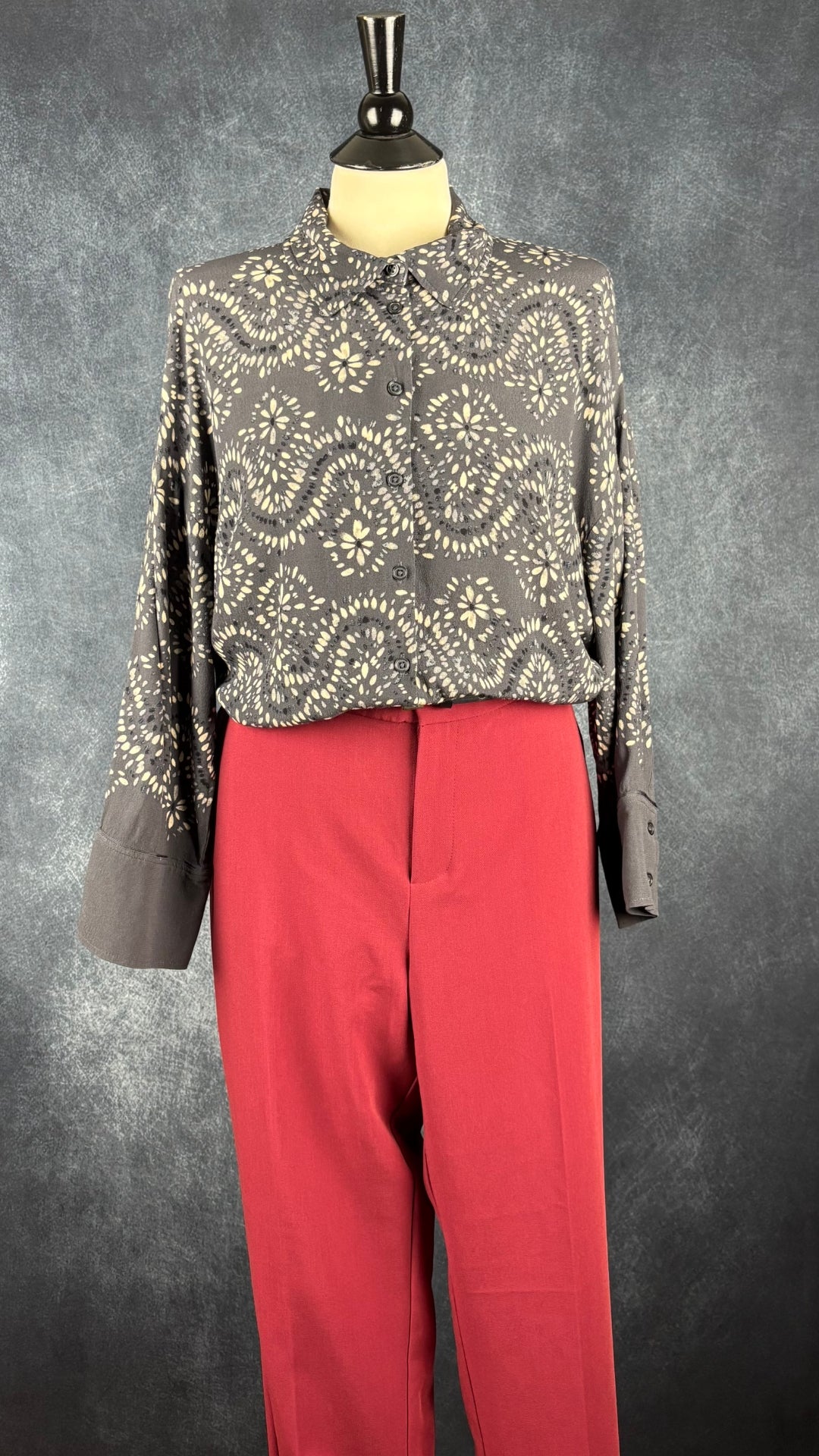 Pantalon rouge brique coupe tailleur classique Part Two, taille 44 (xl). Vue de l'agencement avec le chemisier à motifs Part Two.