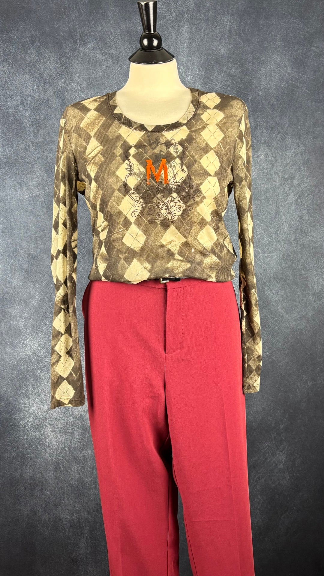 Pantalon rouge brique coupe tailleur classique Part Two, taille 44 (xl). Vue de l'agencement avec le chandail collège Marc Aurel.