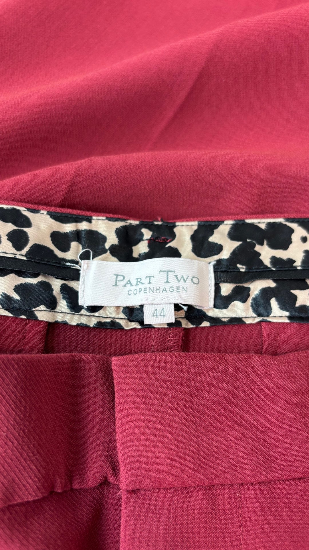 Pantalon rouge brique coupe tailleur classique Part Two, taille 44 (xl). Vue de l'étiquette.