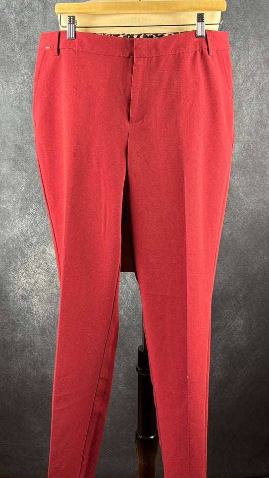 Pantalon rouge brique coupe tailleur classique Part Two, taille 44 (xl). Vue de face sur cintre.