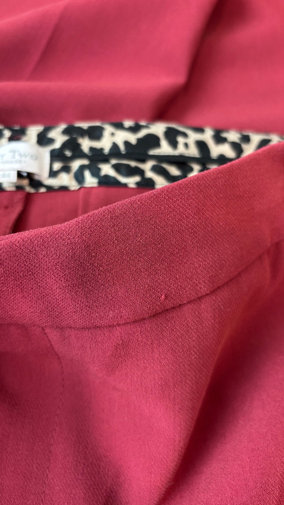 Pantalon rouge brique coupe tailleur classique Part Two, taille 44 (xl). Vue de près du picot de fil sur la bande de taille.