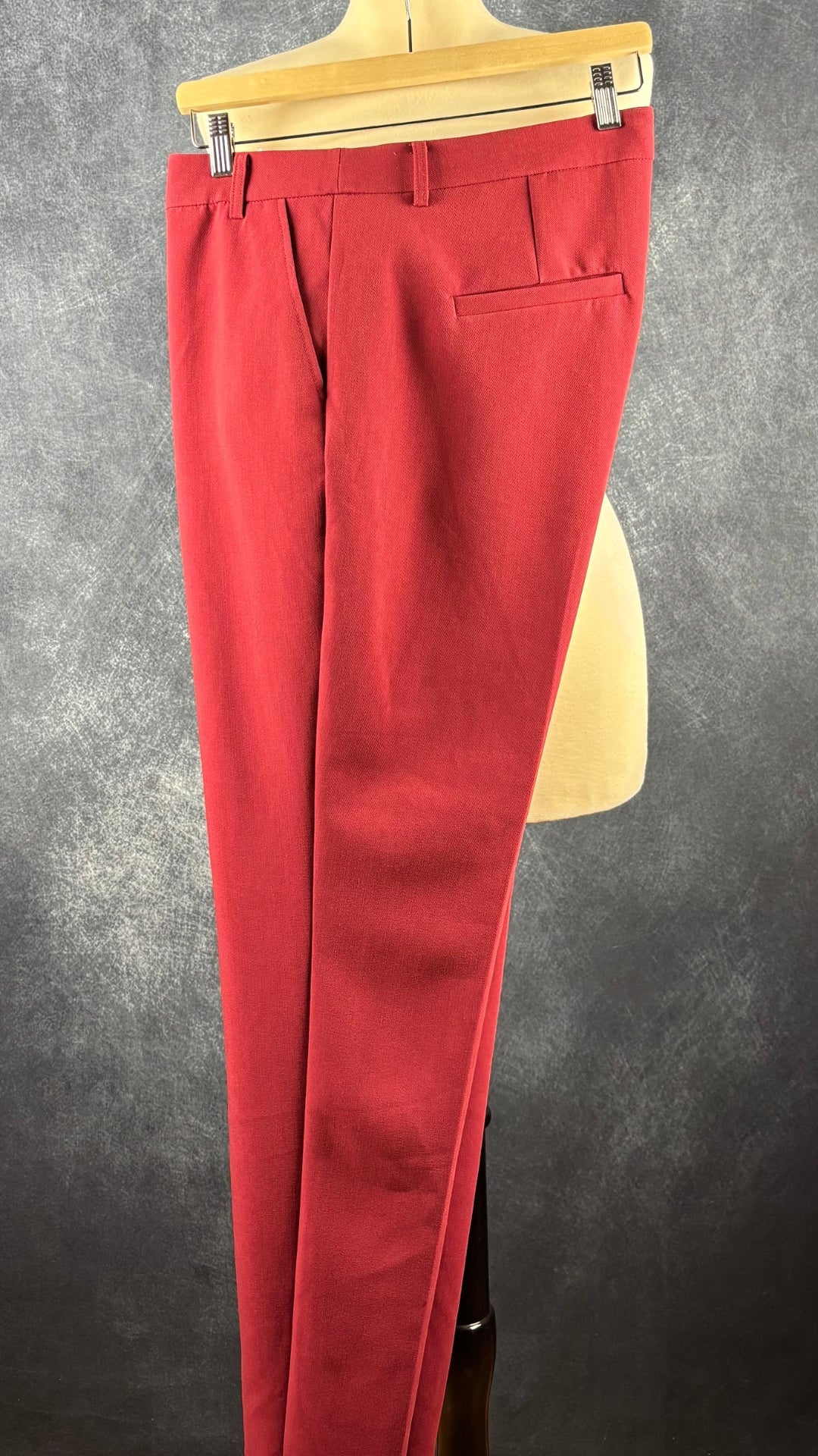 Pantalon rouge brique coupe tailleur classique Part Two, taille 44 (xl). Vue du pantalon plié sur un cintre.