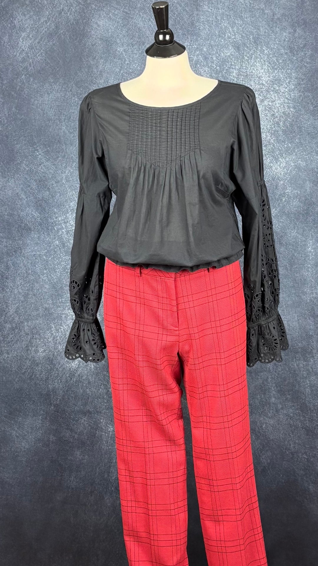 Pantalon rouge orangé à carreaux coupe droite Tristan, taille 6. Vue de l'agencement avec la blouse noire Gap.