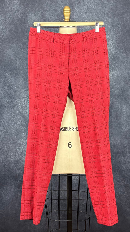 Pantalon rouge orangé à carreaux coupe droite Tristan, taille 6. Vue de face, sur cintre.