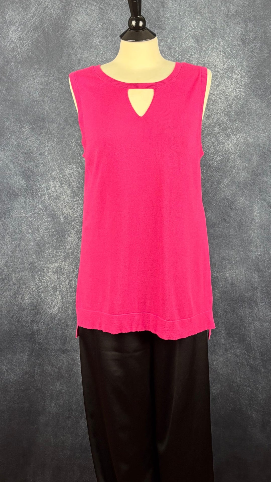 Pantalon satiné noir à jambes larges Calvin Klein, taille large. Vue de l'agencement avec la camisole fuchsia Tristan.
