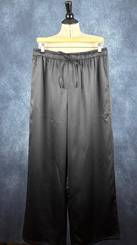 Pantalon satiné noir à jambes larges Calvin Klein, taille large. Vue de face sur un cintre.