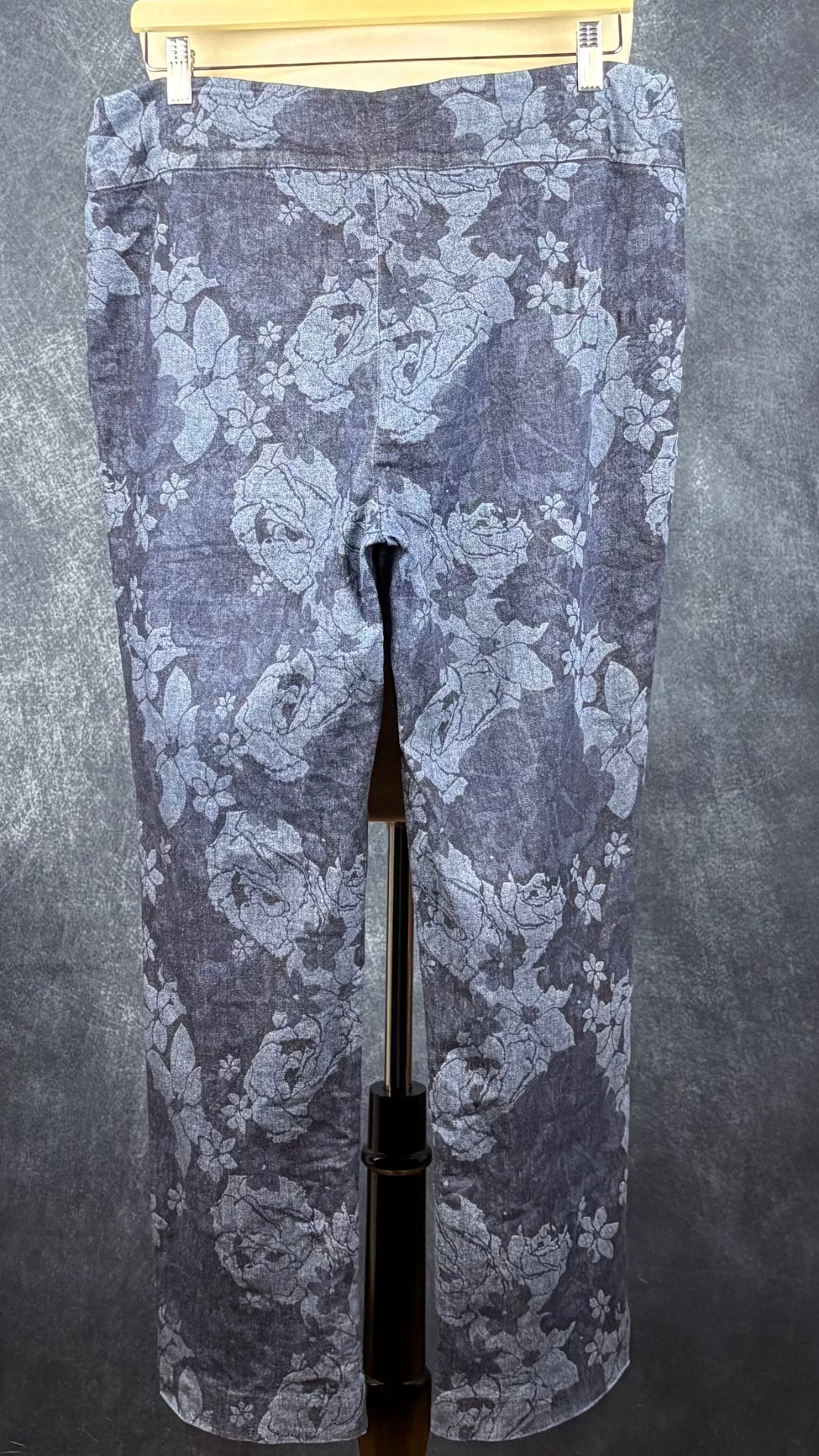 Pantalon style denim à motif floral Lisette L Signature, taille estimée à large. Vue de dos.