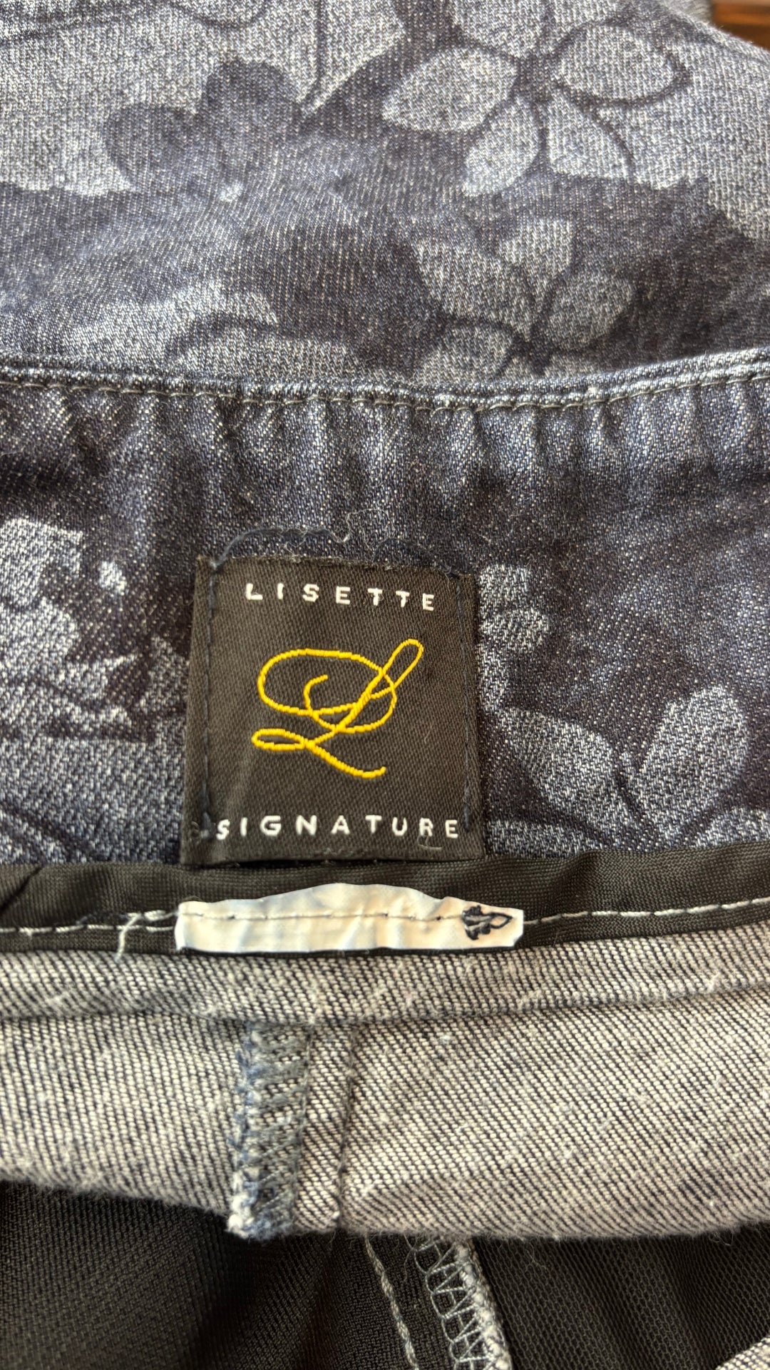 Pantalon style denim à motif floral Lisette L Signature, taille estimée à large. Vue de l'étiquette.